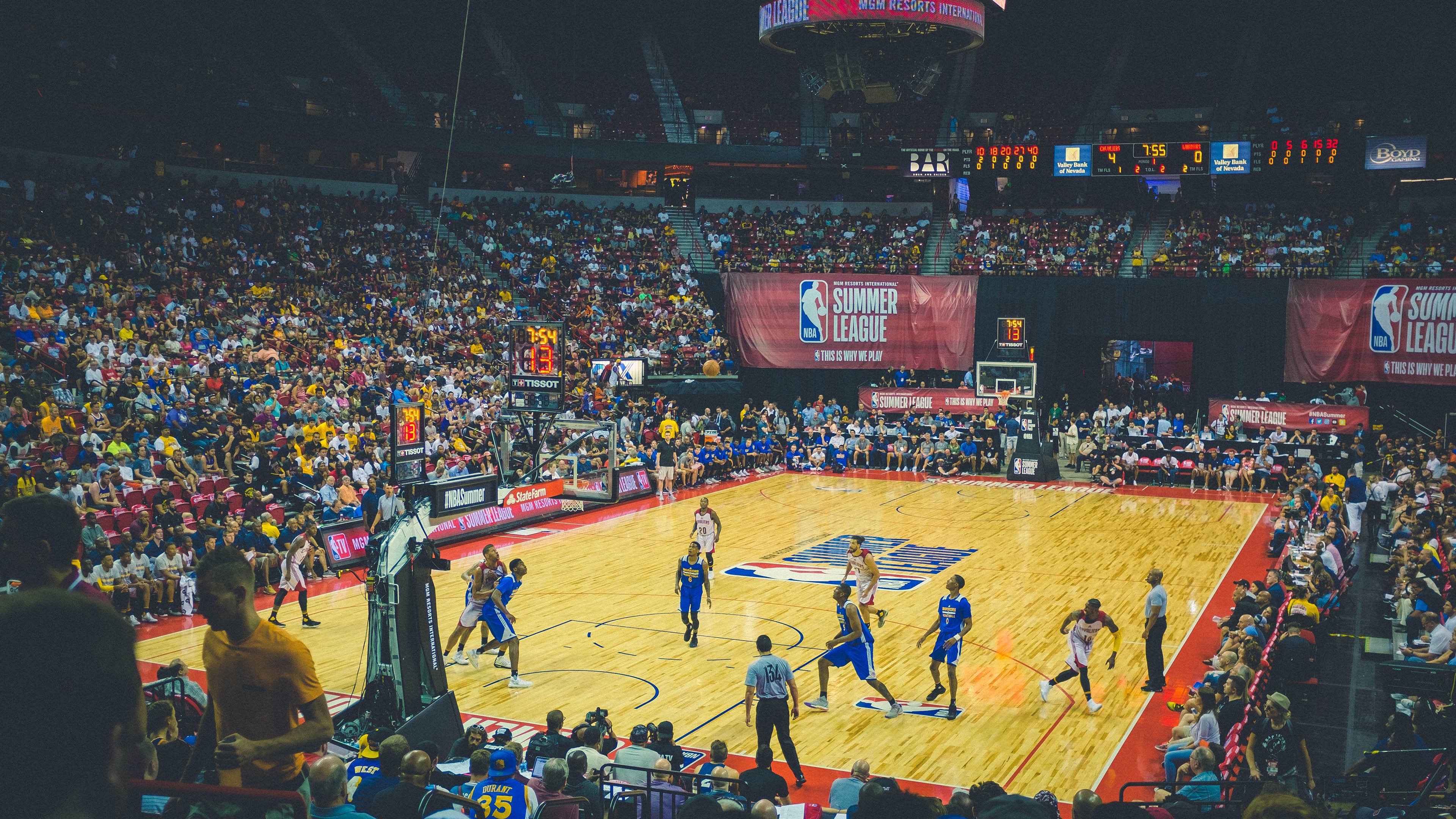 雄鹿观众热烈欢呼!,东契奇迎来二十赛季出色发挥全场沸腾不已